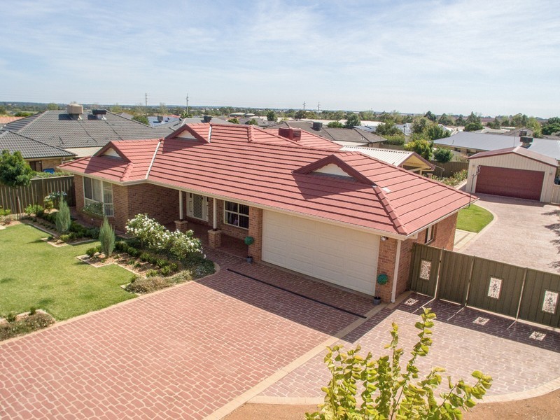 16 Lancaster Park Place, Dubbo NSW 2830