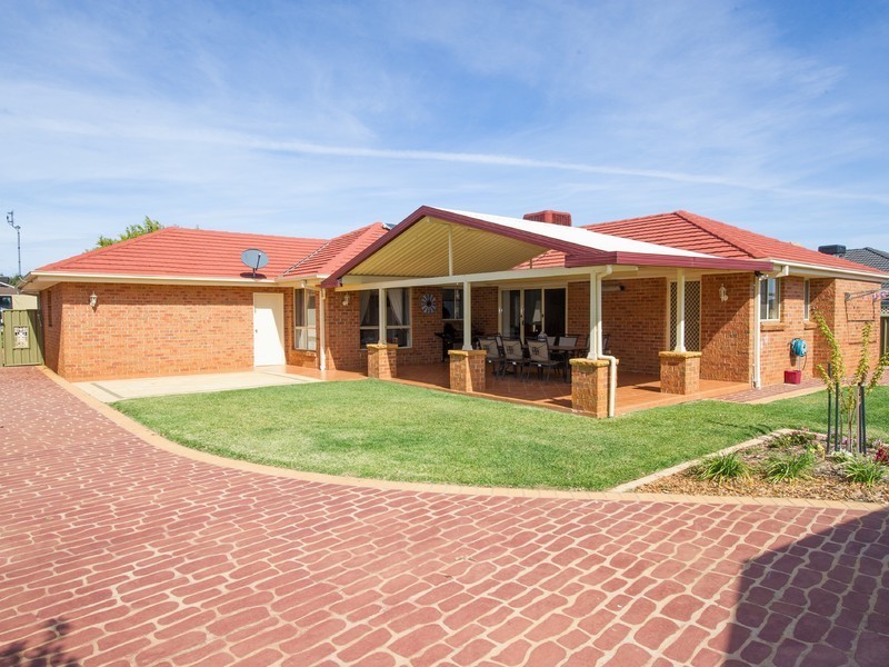 16 Lancaster Park Place, Dubbo NSW 2830