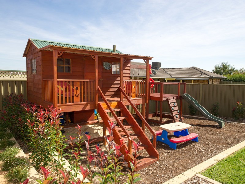 16 Lancaster Park Place, Dubbo NSW 2830