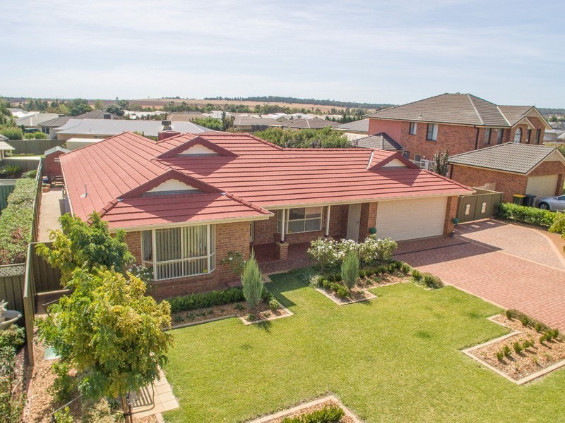 16 Lancaster Park Place, Dubbo NSW 2830