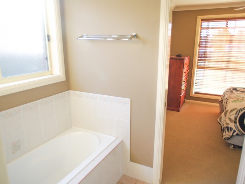 44 Meadowbank Drive, Dubbo NSW 2830