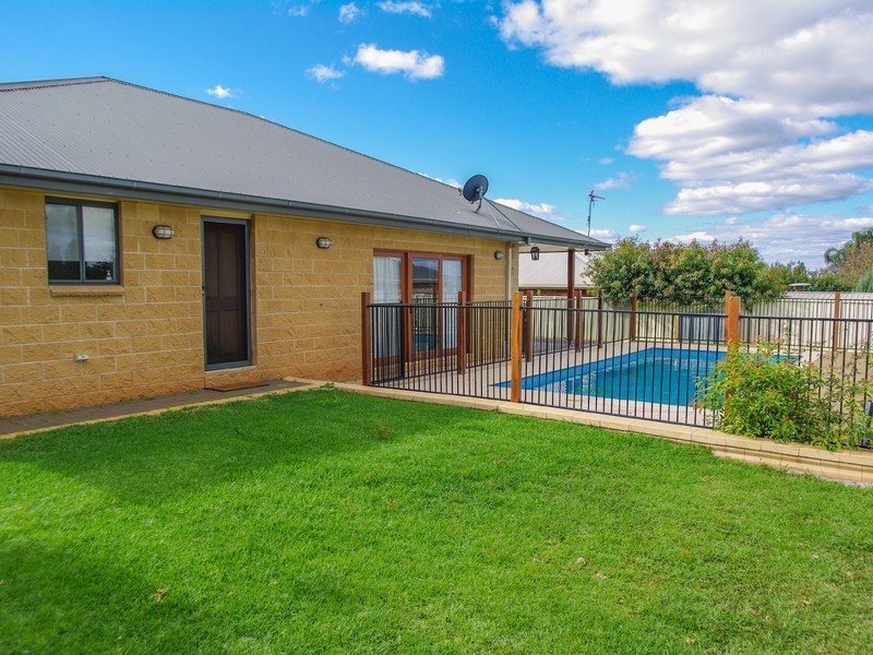 11 Lakeside Circuit, Dubbo NSW 2830