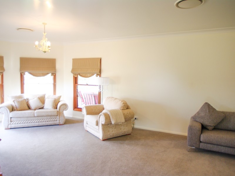 11 Lakeside Circuit, Dubbo NSW 2830