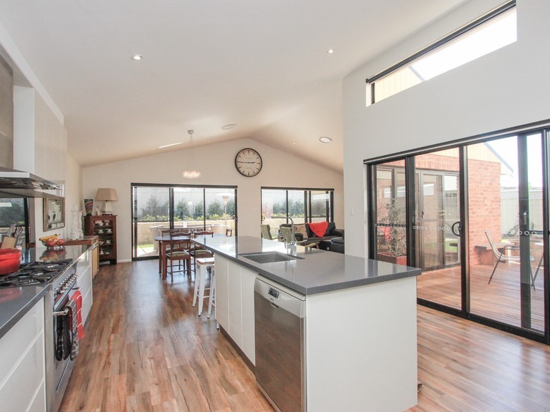 16 Champagne Drive, Dubbo NSW 2830