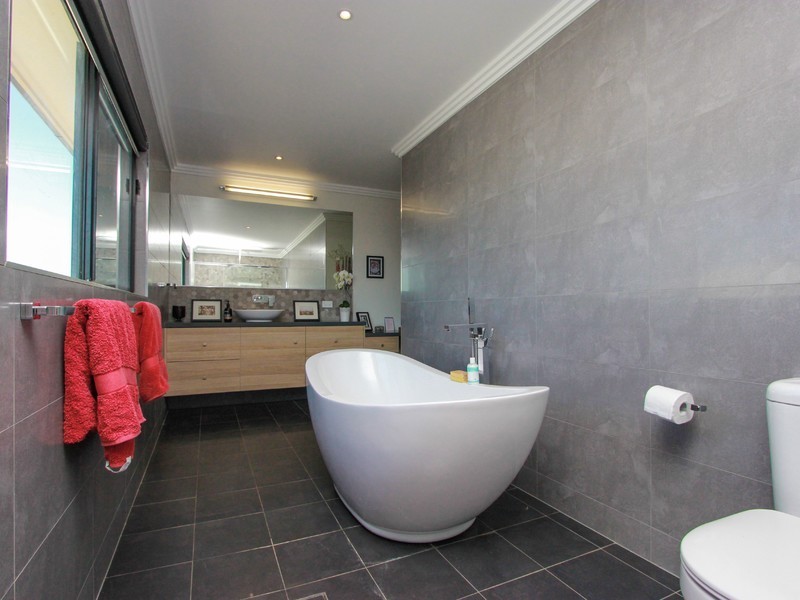 16 Champagne Drive, Dubbo NSW 2830