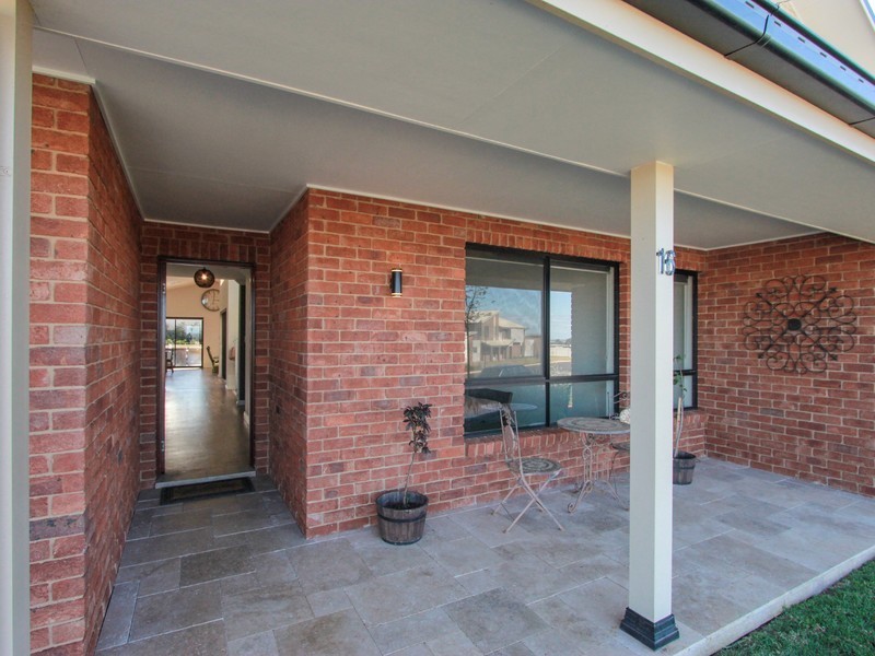 16 Champagne Drive, Dubbo NSW 2830