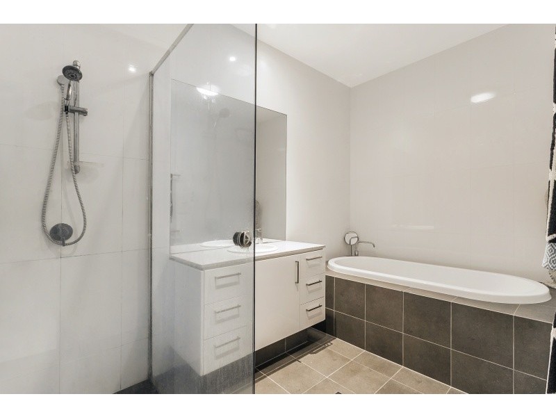 102 Gordon Circuit, Seventeen Mile Rocks QLD 4073