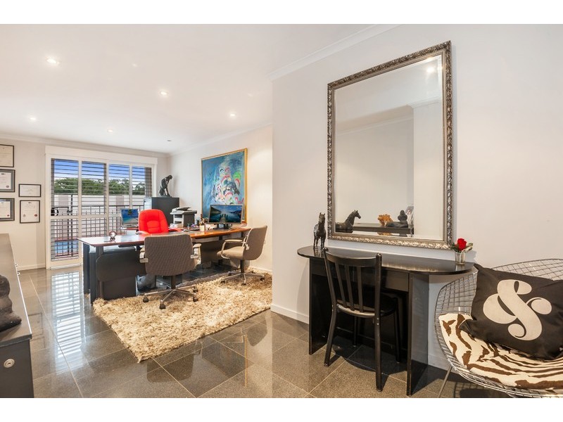 10 Roxburgh Street, Kenmore QLD 4069