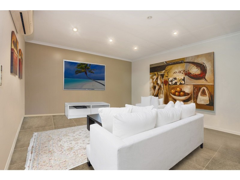 10 Roxburgh Street, Kenmore QLD 4069