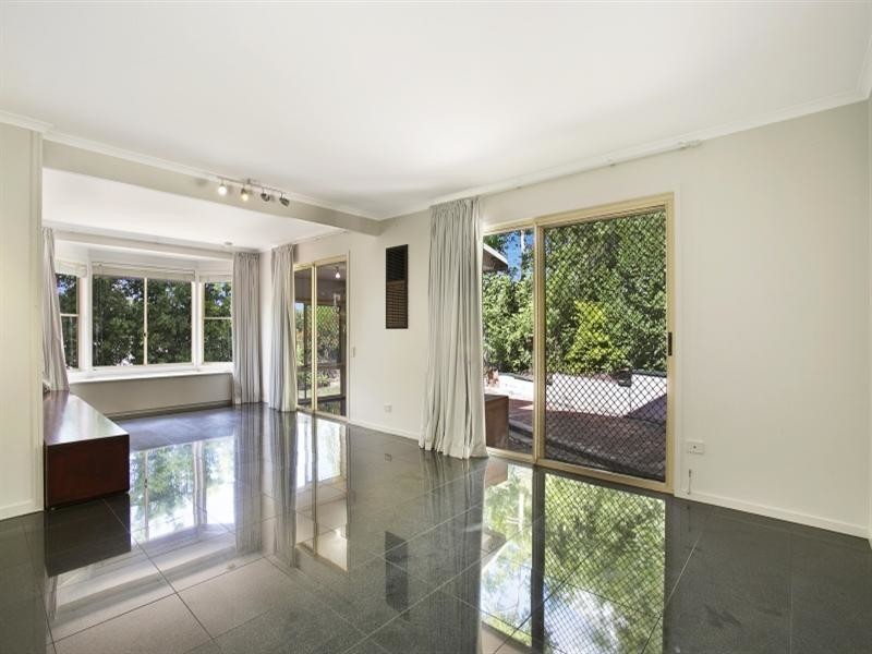 10 Roxburgh Street, Kenmore QLD 4069