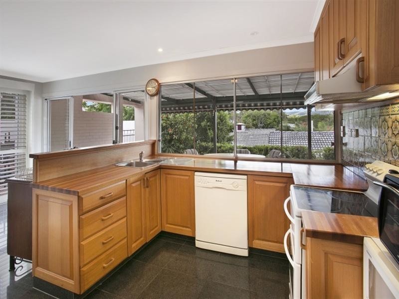 10 Roxburgh Street, Kenmore QLD 4069