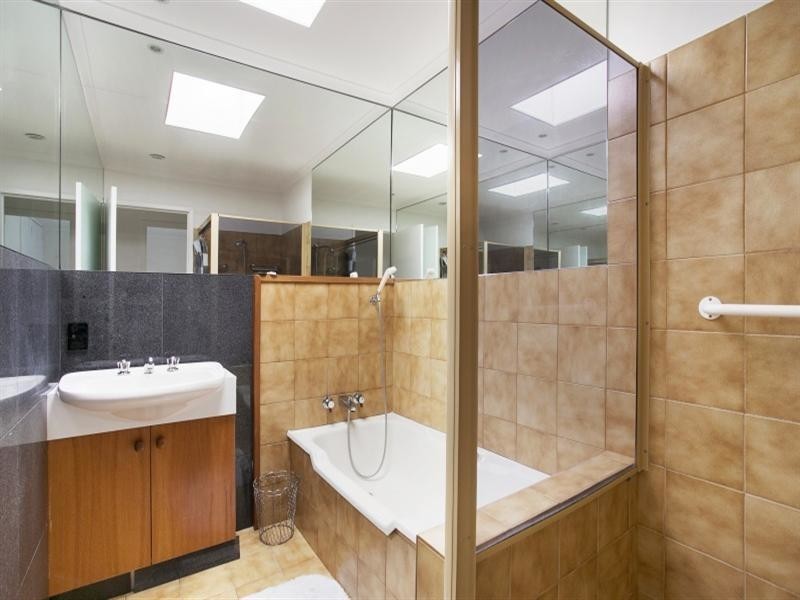 10 Roxburgh Street, Kenmore QLD 4069