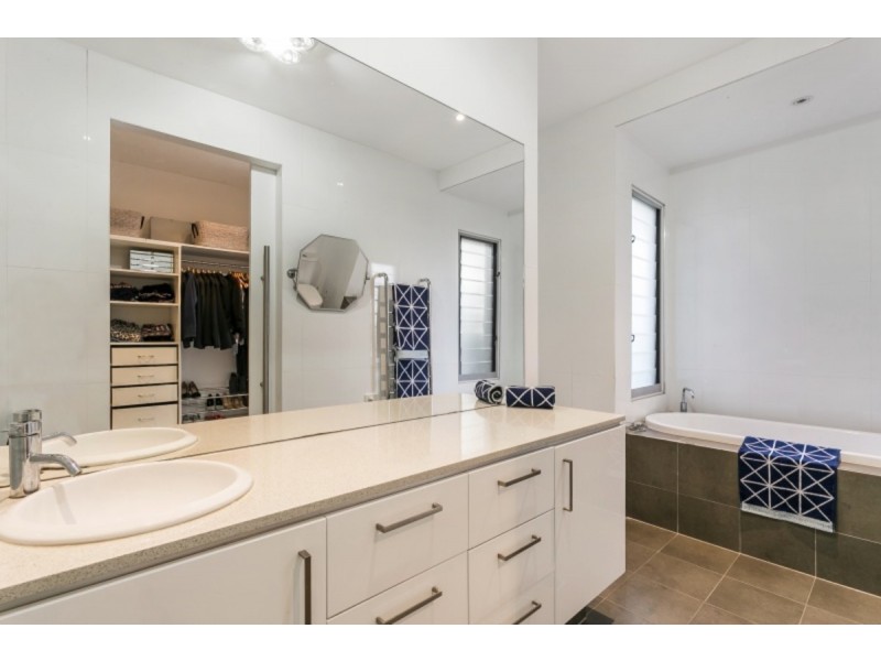 102 Gordon Circuit, Seventeen Mile Rocks QLD 4073