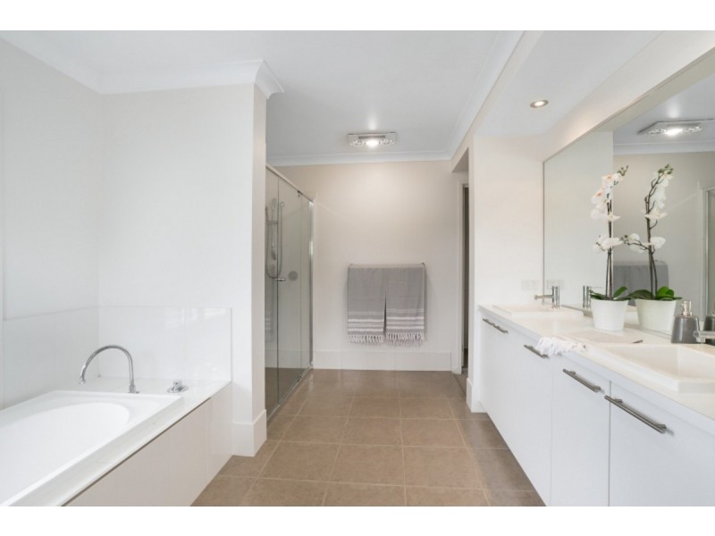 8 Pandorea Close, Seventeen Mile Rocks QLD 4073