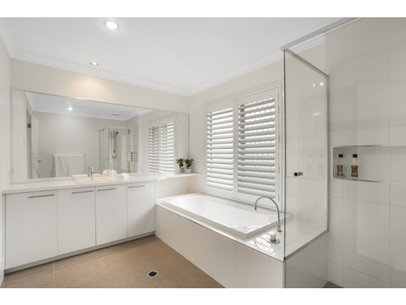 8 Pandorea Close, Seventeen Mile Rocks QLD 4073