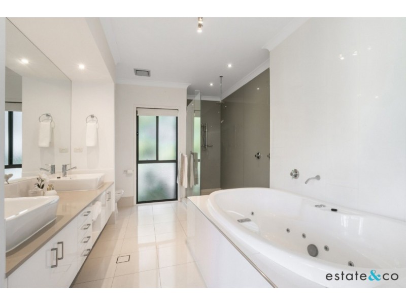 4 Eucalyptus Crt, Seventeen Mile Rocks QLD 4073