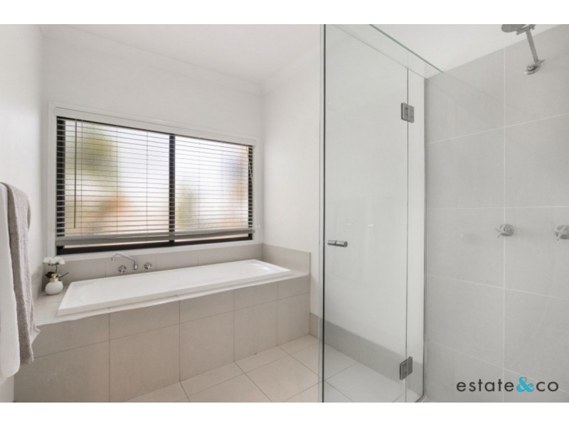 4 Eucalyptus Crt, Seventeen Mile Rocks QLD 4073