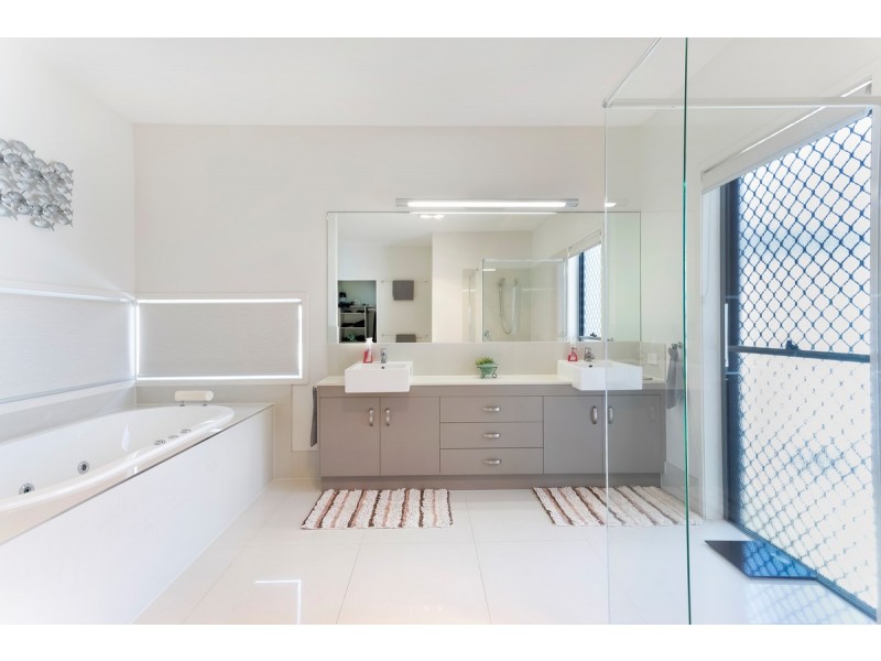 21 Wilson Esplanade, Redland Bay QLD 4165