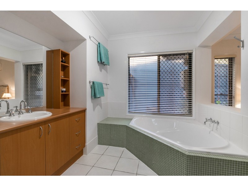 94 Brookeside Crescent, Seventeen Mile Rocks QLD 4073