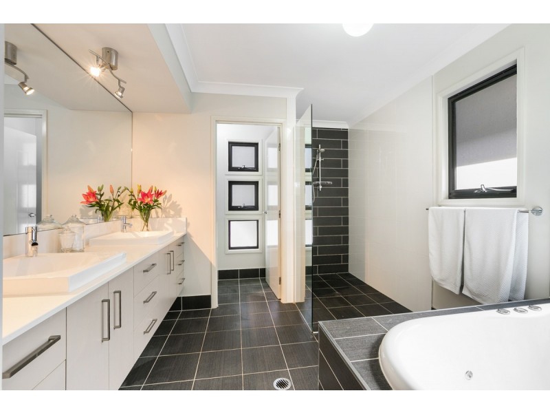 70 Gordon Circuit, Seventeen Mile Rocks QLD 4073