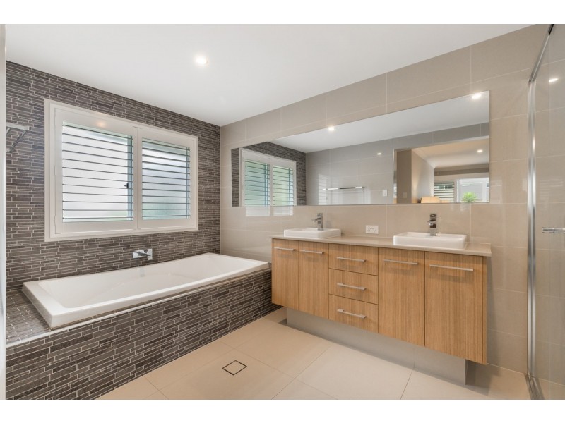 115 Gordon Circuit, Seventeen Mile Rocks QLD 4073