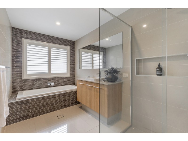 115 Gordon Circuit, Seventeen Mile Rocks QLD 4073