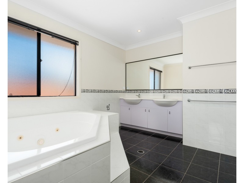 77 Penzance Drive, Redland Bay QLD 4165