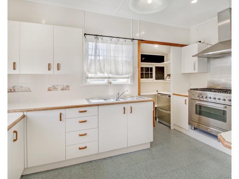 140 Englefield Road, Oxley QLD 4075