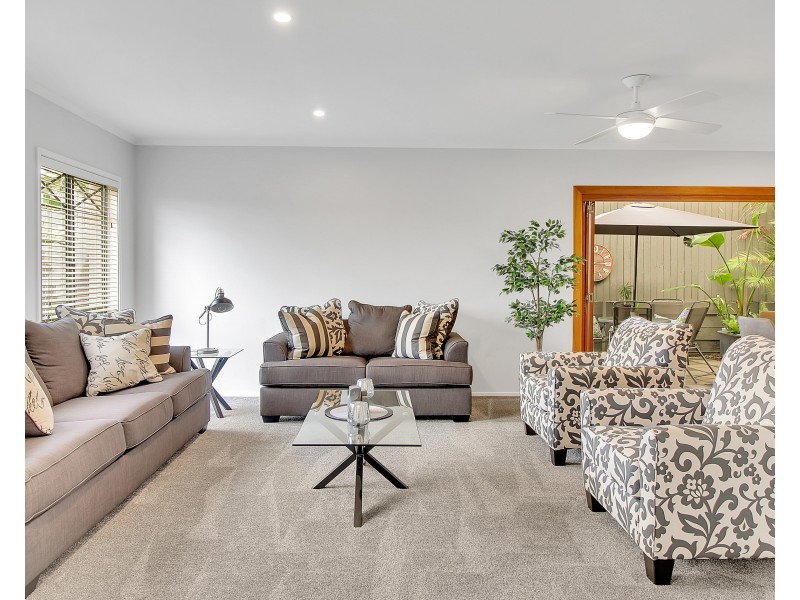 64 Oakley Street, Carindale QLD 4152