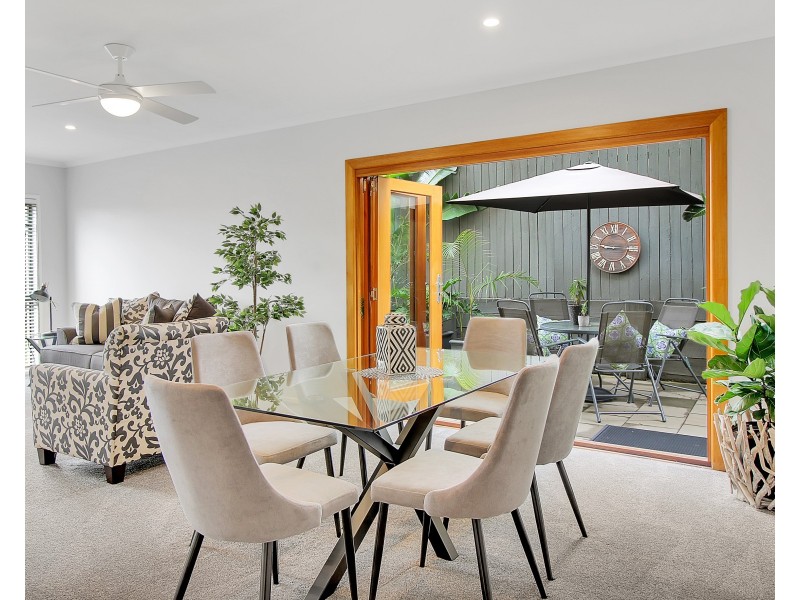 64 Oakley Street, Carindale QLD 4152