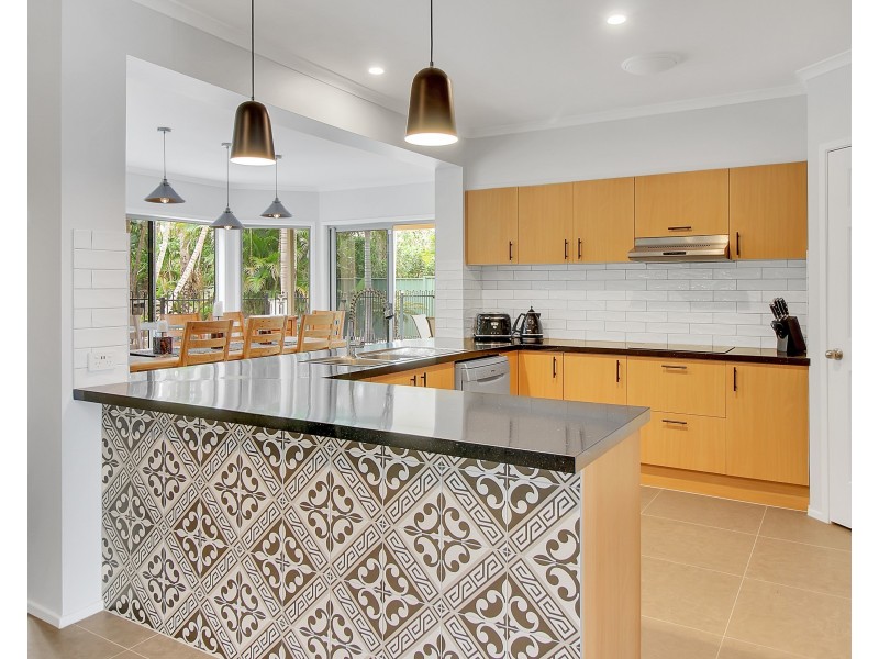 64 Oakley Street, Carindale QLD 4152