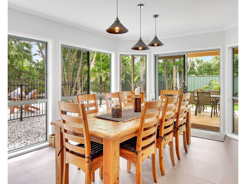 64 Oakley Street, Carindale QLD 4152