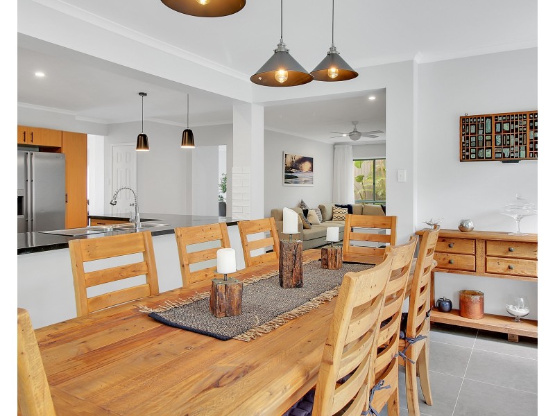 64 Oakley Street, Carindale QLD 4152