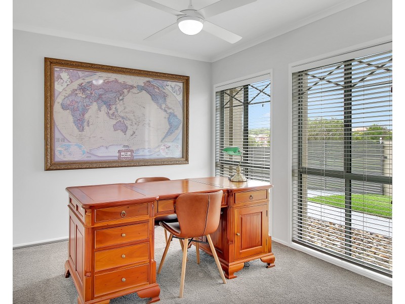 64 Oakley Street, Carindale QLD 4152