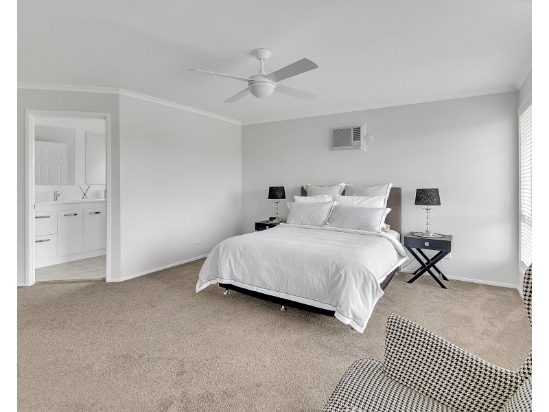 64 Oakley Street, Carindale QLD 4152