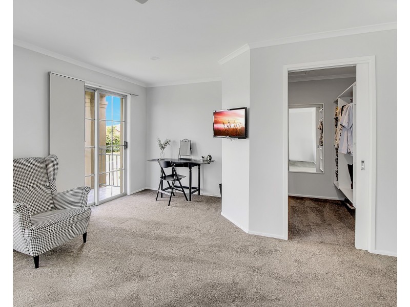 64 Oakley Street, Carindale QLD 4152