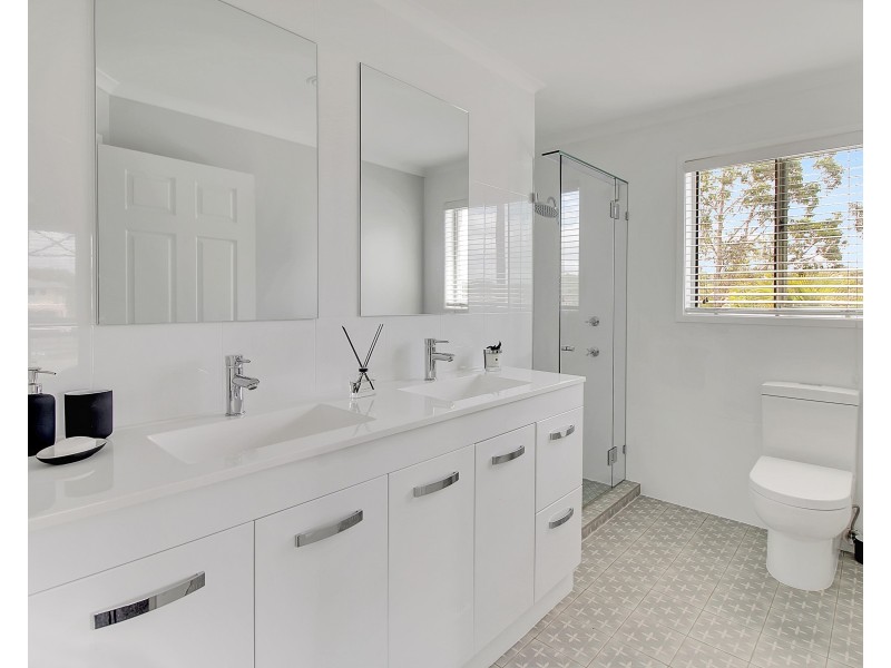 64 Oakley Street, Carindale QLD 4152