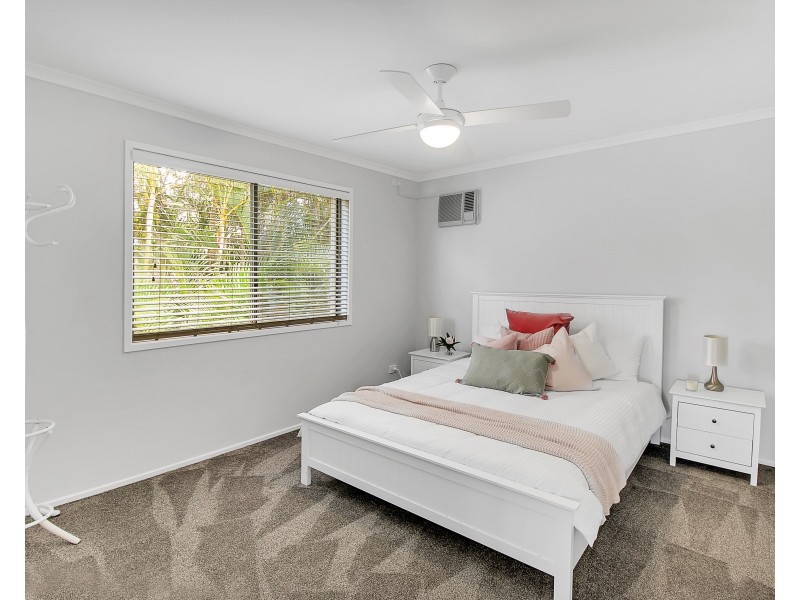 64 Oakley Street, Carindale QLD 4152