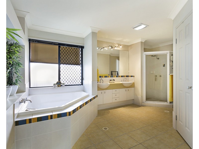 22 Barklya Crescent, Sinnamon Park QLD 4073