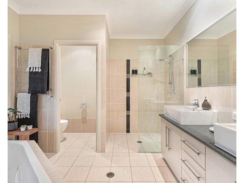 66 Gordon Circuit, Seventeen Mile Rocks QLD 4073