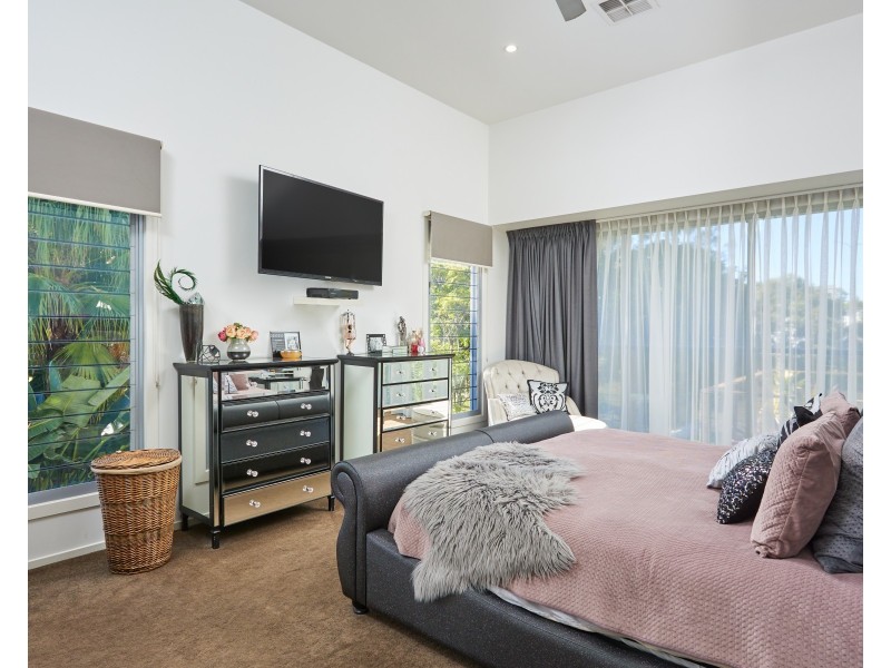 28 River Cove Place, Helensvale QLD 4212