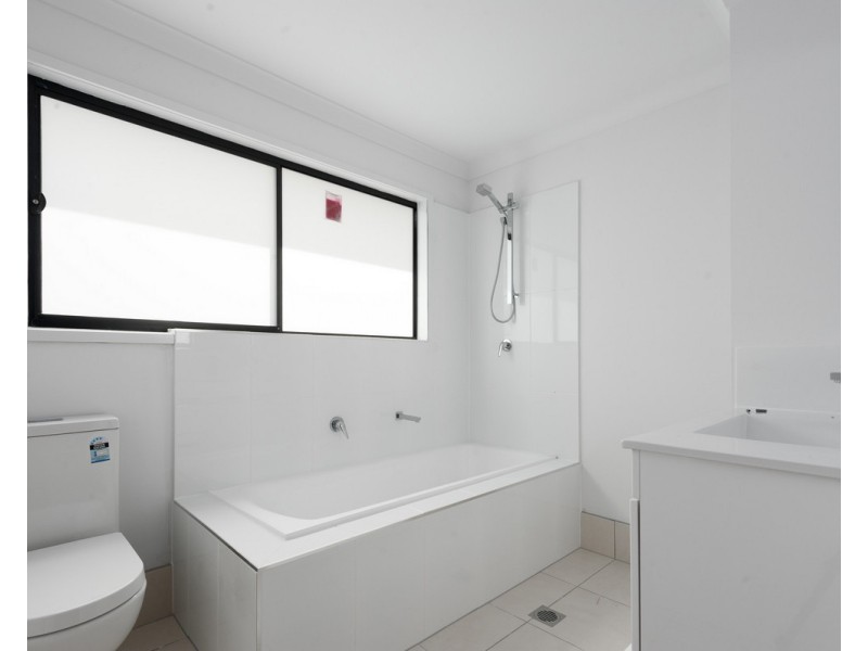 11 Green Street, Booval QLD 4304