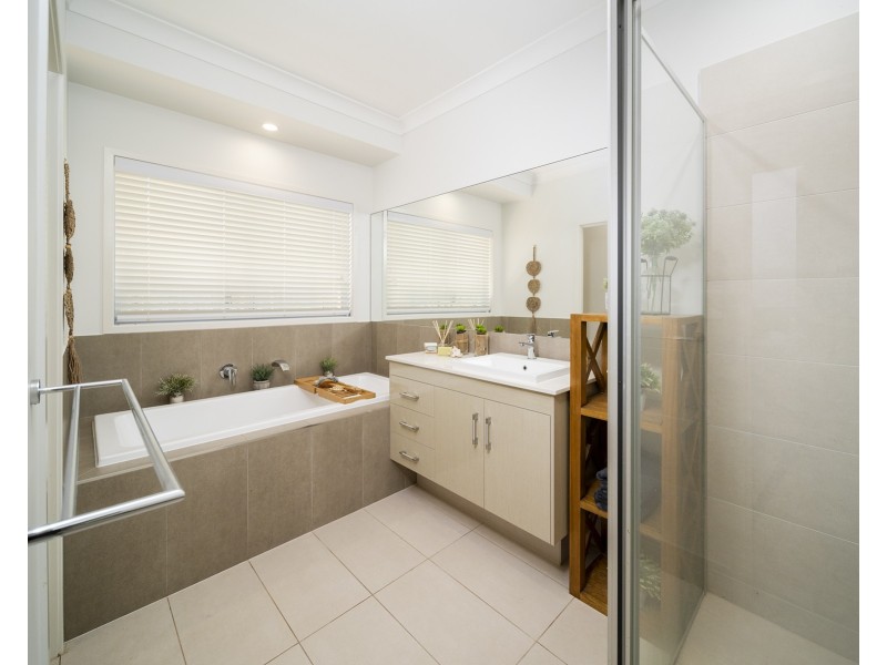 6 Banner Court, Branyan QLD 4670