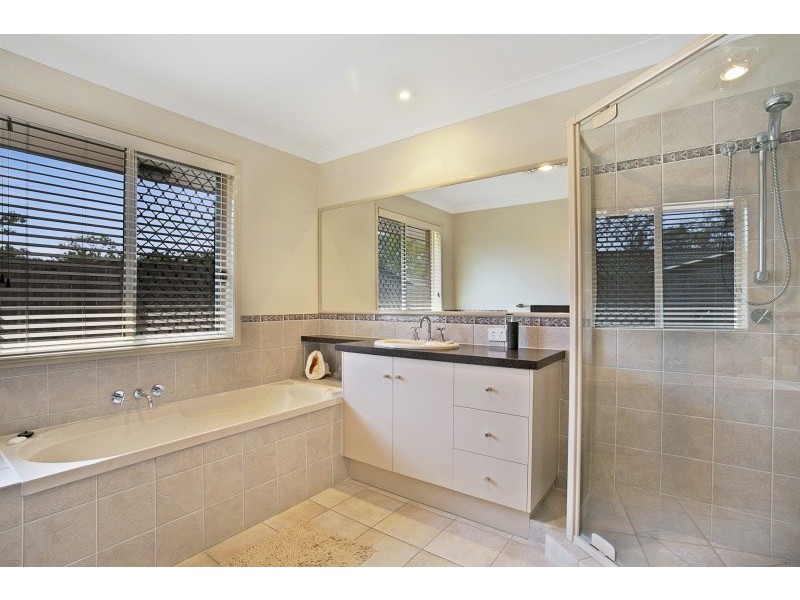 8 Jacksonia Drv, Seventeen Mile Rocks QLD 4073