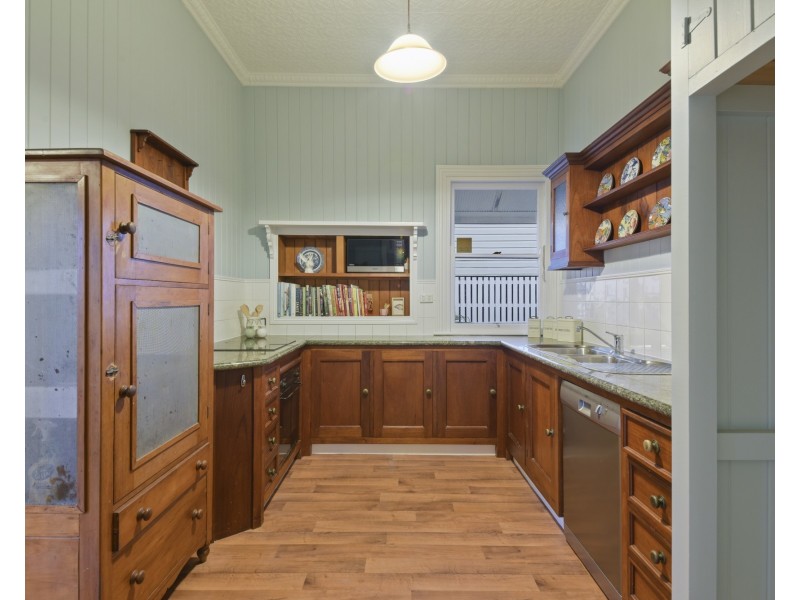 17 Glanosmond Avenue, Camp Hill QLD 4152