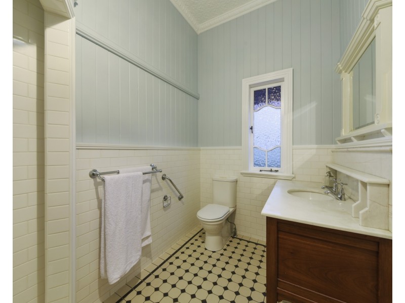 17 Glanosmond Avenue, Camp Hill QLD 4152