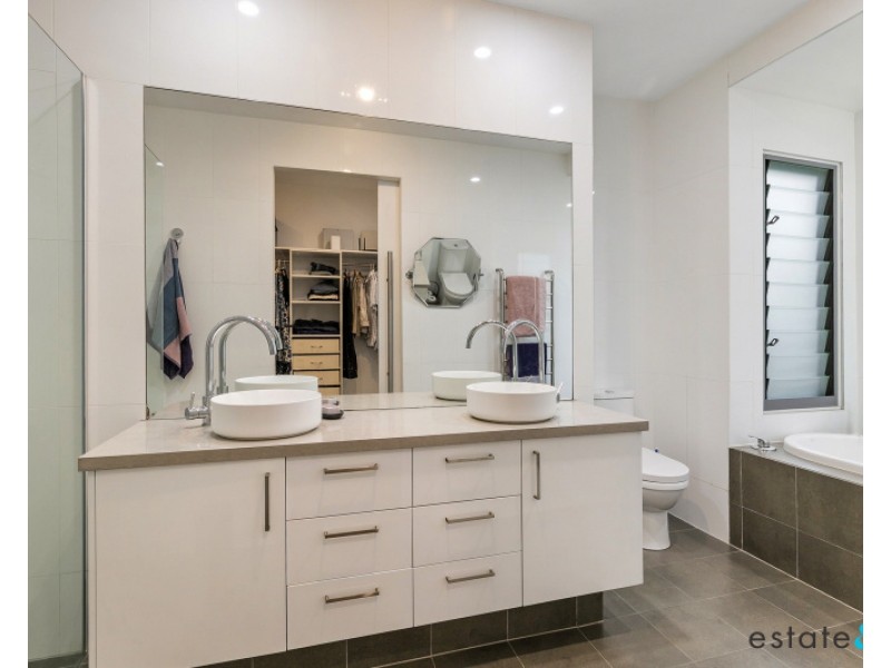 102 Gordon Circuit, Seventeen Mile Rocks QLD 4073