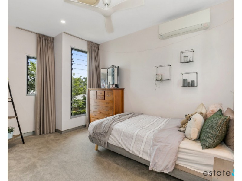 102 Gordon Circuit, Seventeen Mile Rocks QLD 4073