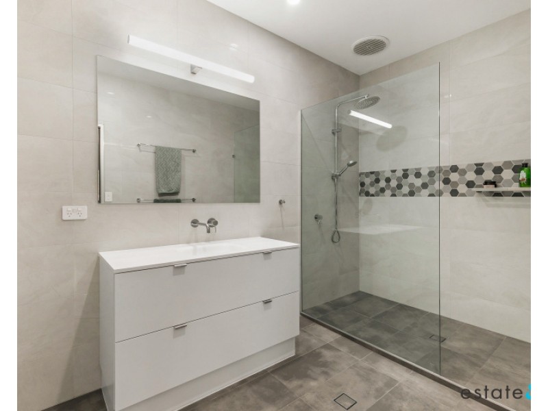 102 Gordon Circuit, Seventeen Mile Rocks QLD 4073