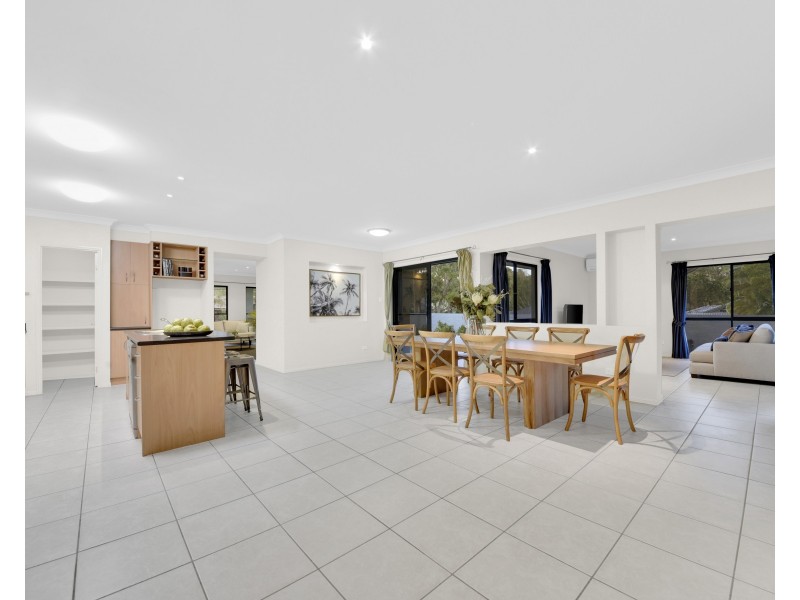 7 Barklya Crescent, Sinnamon Park QLD 4073